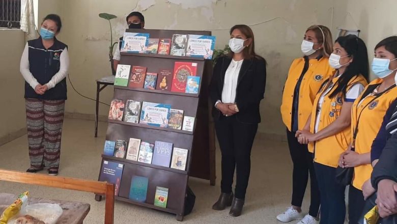Tarija: Centro Oasis recibió donación de libros para sus internos