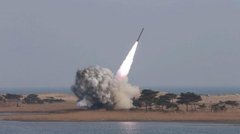 Corea del Norte lanza un misil sin identificar hacia el mar de Japón