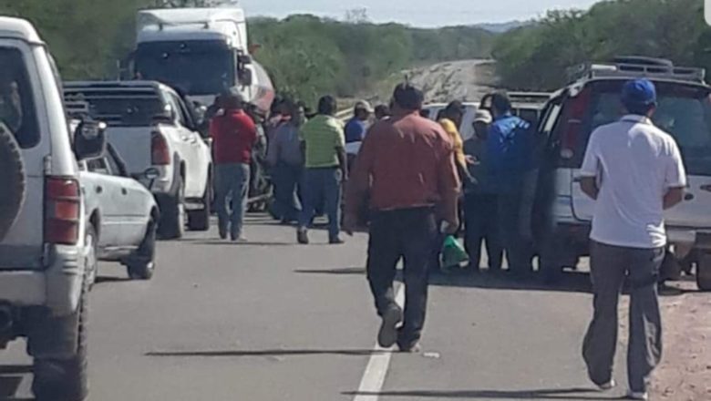 Adultos mayores inician bloqueo de la ruta 9 altura Caiza, exigen la canasta alimentaria