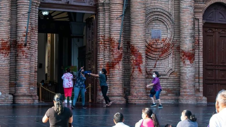 Mujeres Creando irrumpen en misa y pintarrajean la catedral cruceña como protesta por el caso de la niña violada