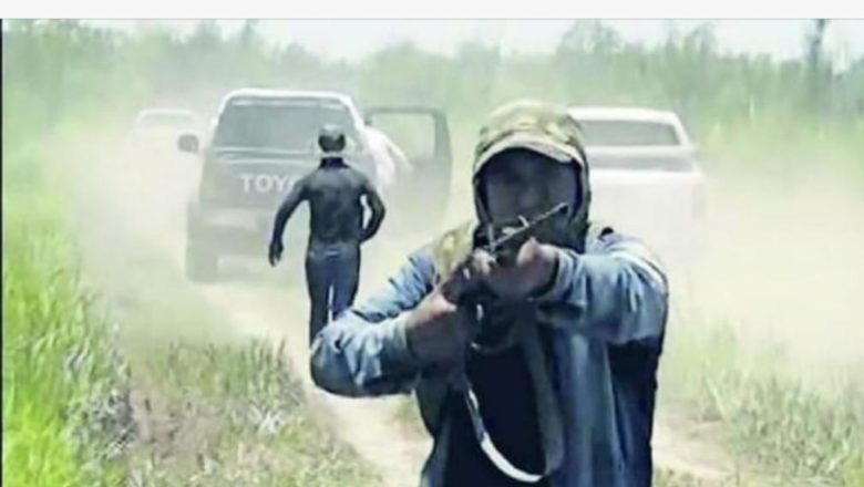 Periodistas pedir a Ministro y Jefe Policial ejecutar órdenes de aprehensión de encapuchados