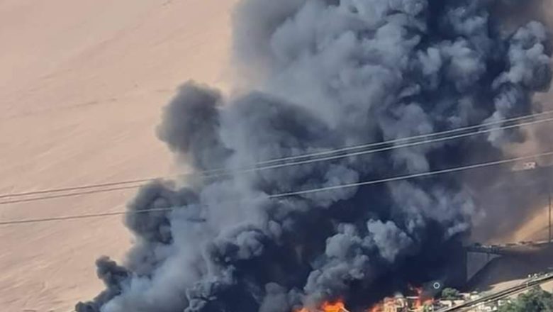 Un potente incendio afecta al campamento Laguna Verde en Iquique