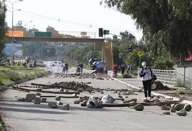 Antivacunas bloquean en Cochabamba y El Alto; Gobierno plantea no exigir carnet en bancos y transporte