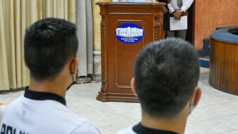 Concejo Municipal junto al alcalde Brú distinguen a Eduar Chavarría y Horacio Miranda por representar a Yacuiba en la Selección Nacional de Futsal