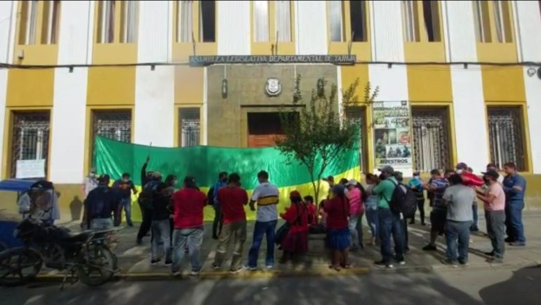 Tarija: Gobernación deja plantados a dirigentes del Sedeca y la COD, Trabajadores toman de manera simbólica la Asamblea Legislativa