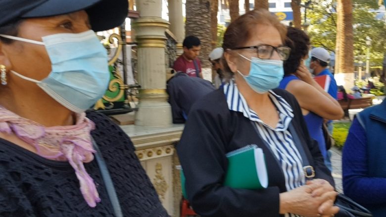 Tarija: Adultos mayores nuevamente salen a la calle exigiendo al gobernador complete la canasta del 2021