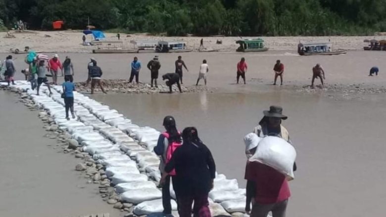 Arman un puente con bolsas de arena para pasar por el río Bermejo