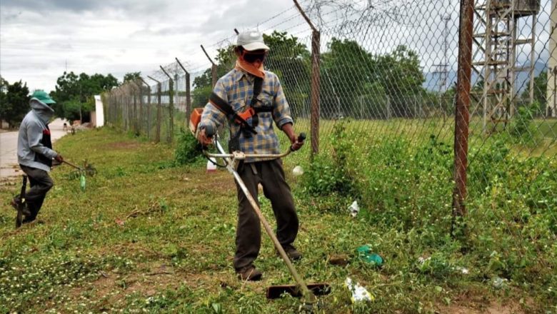 Villa Montes: Continúan los Trabajos de Limpieza y Mantenimiento de Campos Deportivos