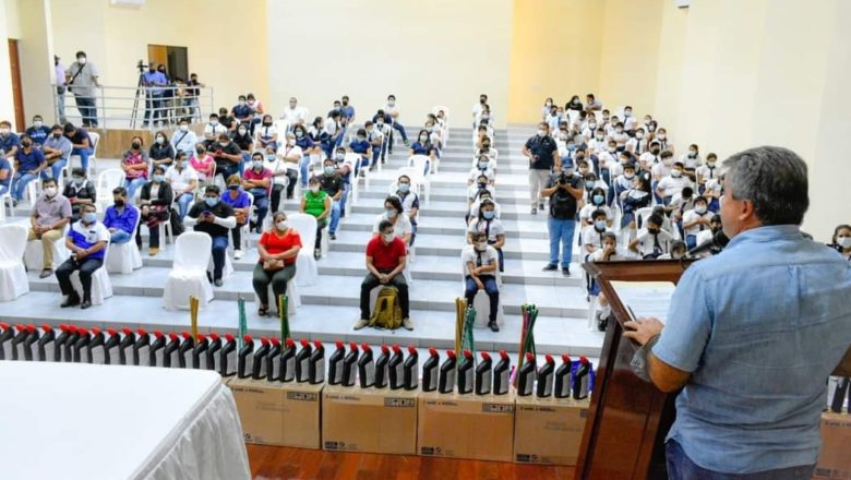 Yacuiba: Unidades Educativas del área urbana reciben de la Alcaldía material de escritorio y limpieza