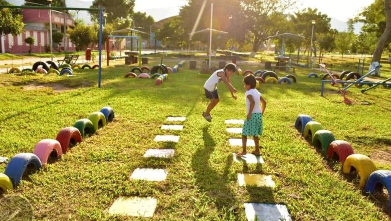 Alcaldía de Yacuiba realiza trabajos de mantenimiento del parque infantil y la cancha de futbol de la Florida
