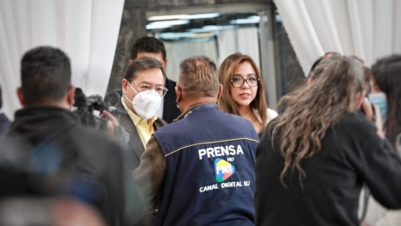 𝗣𝗿𝗲𝘀𝗶𝗱𝗲𝗻𝘁𝗲 𝗟𝘂𝗶𝘀 𝗔𝗿𝗰𝗲 𝗳𝗲𝗹𝗶𝗰𝗶𝘁𝗮 𝗮 𝗹𝗼𝘀 𝗽𝗲𝗿𝗶𝗼𝗱𝗶𝘀𝘁𝗮𝘀 𝗲𝗻 𝘀𝘂 𝗱í𝗮 𝘆 𝗱𝗲𝘀𝘁𝗮𝗰𝗮 𝘀𝘂 𝘀𝗮𝗰𝗿𝗶𝗳𝗶𝗰𝗮𝗱𝗮 𝗹𝗮𝗯𝗼𝗿 𝗲𝗻 𝗹𝗮 𝗰𝗼𝗻𝘁𝗿𝗶𝗯𝘂𝗰𝗶ó𝗻 𝗮 𝗹𝗮 𝗱𝗲𝗺𝗼𝗰𝗿𝗮𝗰𝗶𝗮