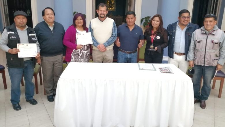 Periodistas de Tarija con amplia trayectoria reciben reconocimiento de la Cámara de Diputados