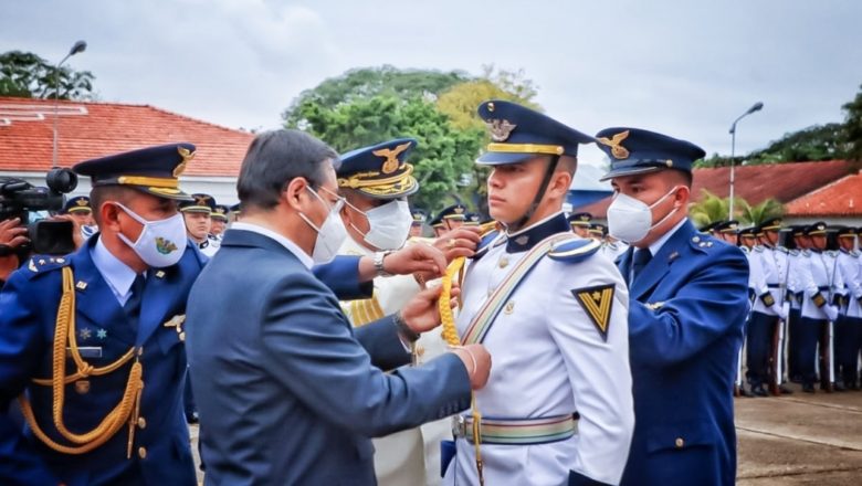 𝗣𝗿𝗲𝘀𝗶𝗱𝗲𝗻𝘁𝗲 𝗔𝗿𝗰𝗲: 𝗟𝗼𝘀 𝗵𝗼𝗺𝗯𝗿𝗲𝘀 𝘆 𝗺𝘂𝗷𝗲𝗿𝗲𝘀 𝗱𝗲 𝘂𝗻𝗶𝗳𝗼𝗿𝗺𝗲 𝗱𝗲𝗯𝗲𝗻 𝗵𝗮𝗰𝗲𝗿 𝗼í𝗱𝗼𝘀 𝘀𝗼𝗿𝗱𝗼𝘀 𝗮 𝗾𝘂𝗶𝗲𝗻𝗲𝘀 𝗴𝗼𝗹𝗽𝗲𝗮𝗻 𝗹𝗮𝘀 𝗽𝘂𝗲𝗿𝘁𝗮𝘀 𝗱𝗲 𝗹𝗼𝘀 𝗰𝘂𝗮𝗿𝘁𝗲𝗹𝗲𝘀 𝗽𝗮𝗿𝗮 𝘀𝘂𝗯𝘃𝗲𝗿𝘁𝗶𝗿 𝗹𝗮 𝗰𝗼𝗻𝘀𝘁𝗶𝘁𝘂𝗰𝗶ó𝗻