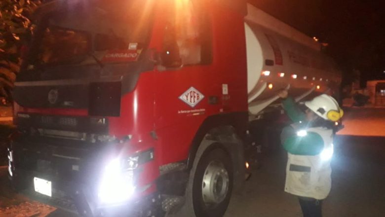 Personal de la ANH Tarija custodia cisternas en pleno bloqueo, con el fin de abastecer Bermejo
