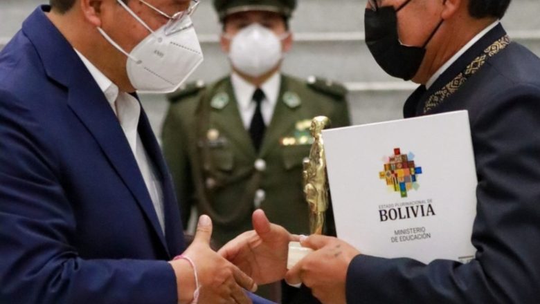 𝗣𝗿𝗲𝘀𝗶𝗱𝗲𝗻𝘁𝗲 𝗟𝘂𝗶𝘀 𝗔𝗿𝗰𝗲 𝗿𝗶𝗻𝗱𝗲 𝗵𝗼𝗺𝗲𝗻𝗮𝗷𝗲 𝘆 𝗲𝗻𝘁𝗿𝗲𝗴𝗮 𝗱𝗶𝘀𝘁𝗶𝗻𝗰𝗶𝗼𝗻𝗲𝘀 𝗮 𝗽𝗿𝗼𝗳𝗲𝘀𝗼𝗿𝗲𝘀 𝗺𝗲𝗿𝗶𝘁𝗼𝗿𝗶𝗼𝘀 𝗲𝗻 𝗲𝗹 𝗗í𝗮 𝗱𝗲𝗹 𝗠𝗮𝗲𝘀𝘁𝗿𝗼