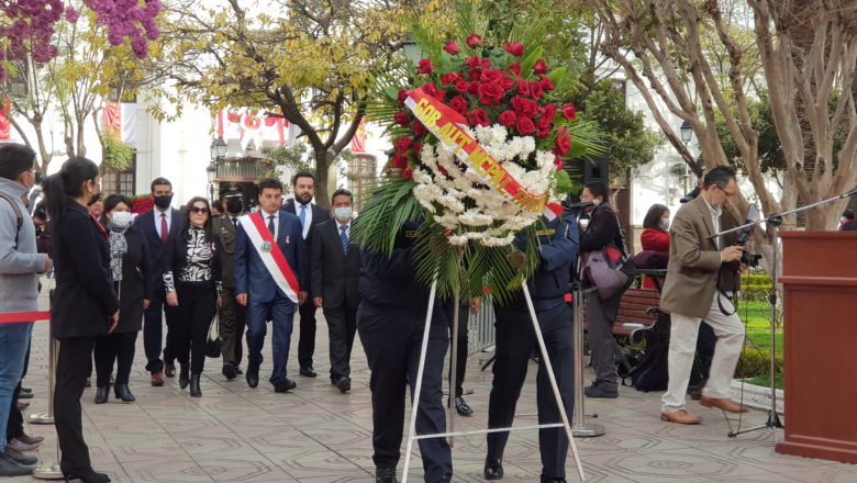 Ofrendas florales por el 448 fundación de Tarija