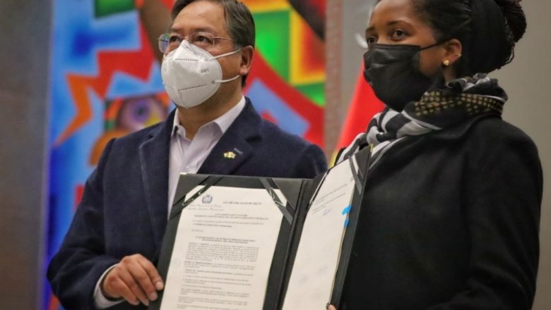 𝗣𝗿𝗲𝘀𝗶𝗱𝗲𝗻𝘁𝗲 𝗽𝗿𝗼𝗺𝘂𝗹𝗴𝗮 𝗟𝗲𝘆 𝗱𝗲 𝗣𝗿𝗼𝘁𝗲𝗰𝗰𝗶ó𝗻 𝗮 𝗹𝗮𝘀 𝗩í𝗰𝘁𝗶𝗺𝗮𝘀 𝗱𝗲 𝗙𝗲𝗺𝗶𝗻𝗶𝗰𝗶𝗱𝗶𝗼, 𝗜𝗻𝗳𝗮𝗻𝘁𝗶𝗰𝗶𝗱𝗶𝗼 𝘆 𝗩𝗶𝗼𝗹𝗮𝗰𝗶ó𝗻 𝗾𝘂𝗲 𝗲𝗻𝗱𝘂𝗿𝗲𝗰𝗲 𝗹𝗮𝘀 𝗽𝗲𝗻𝗮𝘀 𝗰𝗼𝗻𝘁𝗿𝗮 𝗷𝘂𝗲𝗰𝗲𝘀 𝘆 𝗰𝗼𝗻𝘀𝗼𝗿𝗰𝗶𝗼𝘀 𝗱𝗲 𝗳𝗶𝘀𝗰𝗮𝗹𝗲𝘀, 𝗽𝗼𝗹𝗶𝗰í𝗮𝘀 𝘆 𝗮𝗯𝗼𝗴𝗮𝗱𝗼𝘀