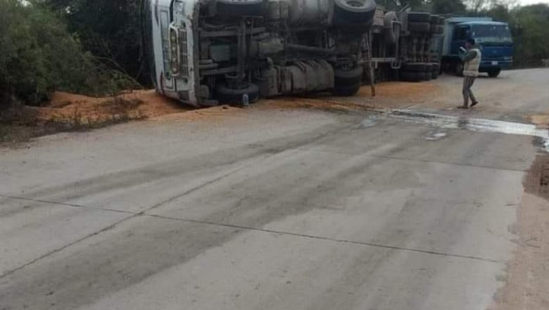 Yacuiba: Camión cargado de maíz sufrió un vuelco de tonel