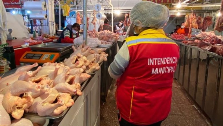 Intendencia decomisa 100 kilos de carne de pollo de contrabando en Tarija