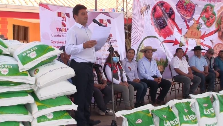 Alcalde Torres entregó 107 toneladas de Urea para comunidades de la subcentral de Tolomosa