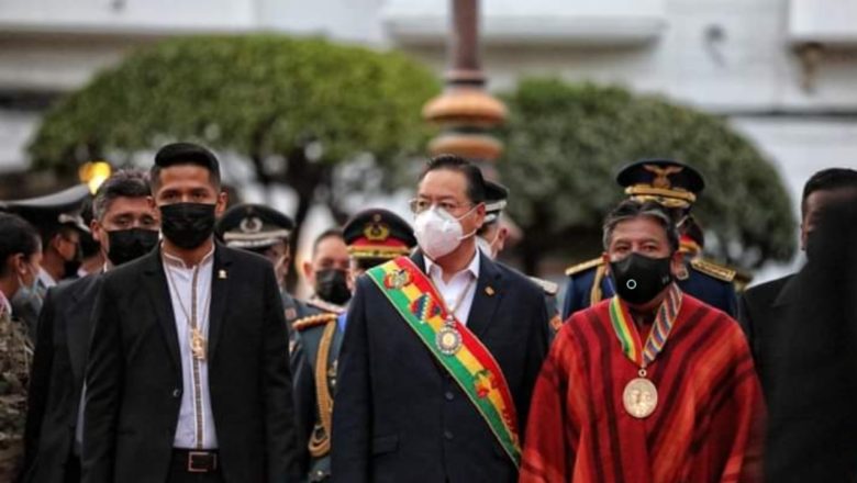 𝗟𝘂𝗰𝗵𝗼 𝗶𝘇ó 𝗹𝗮 𝘁𝗿𝗶𝗰𝗼𝗹𝗼𝗿 𝘆 𝗗𝗮𝘃𝗶𝗱 𝗹𝗮 𝗪𝗶𝗽𝗵𝗮𝗹𝗮 𝗲𝗻 𝗦𝘂𝗰𝗿𝗲 𝗲𝗻 𝗮𝗰𝘁𝗼 𝗱𝗲 𝗵𝗼𝗺𝗲𝗻𝗮𝗷𝗲 𝗮 𝗕𝗼𝗹𝗶𝘃𝗶𝗮