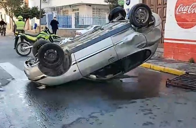 <strong>Colisión de vehículos por presunta velocidad en plazuela Uriondo deja un herido y un vehículo volcado</strong>