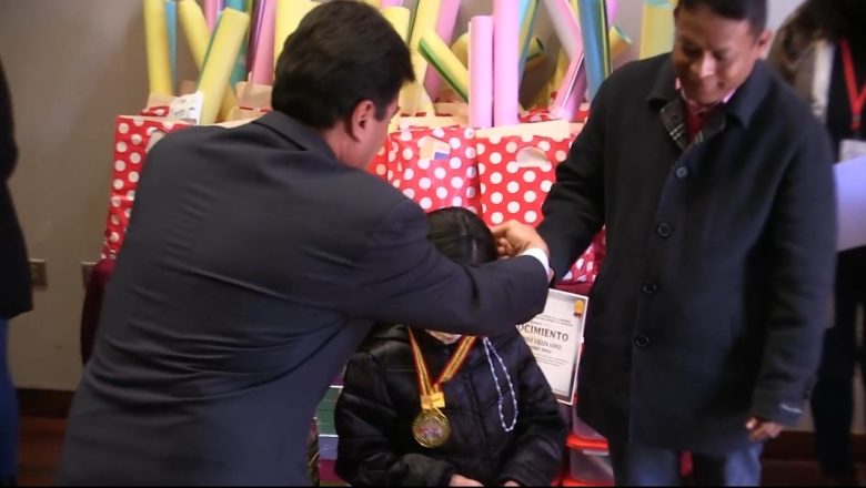 <strong>Alcalde Torres premia a los estudiantes ganadores de las primeras olimpiadas de lectura</strong>