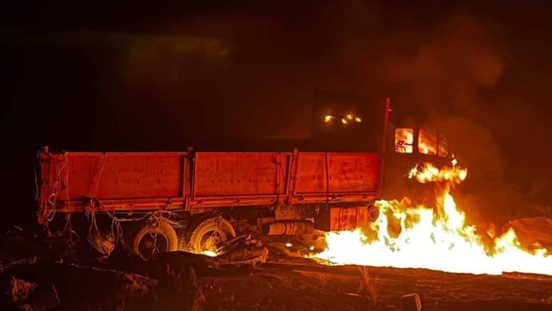 Militares queman camión chileno e incautan mercadería de contrabando de 41 flotas