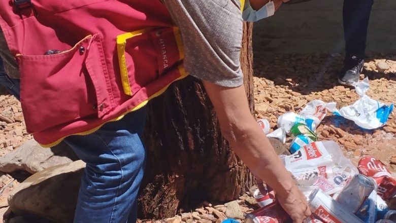 Funcionarios son agredidos por comerciantes tras el decomiso de bebidas alcohólicas de contrabando