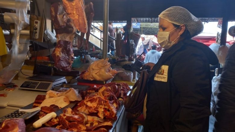 <strong>Defensa del Consumidor sanciona a cinco carnicerías por manipular sus balanzas en Tarija</strong>