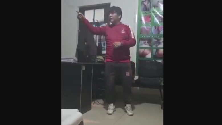 Viralizan video de cantante de Maroyu cantando “Lindas Chiquillas” en comisaría policial