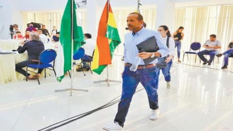 EL GOBERNADOR DE SANTA CRUZ NO QUISO SENTARSE A RESOLVER EL PARO