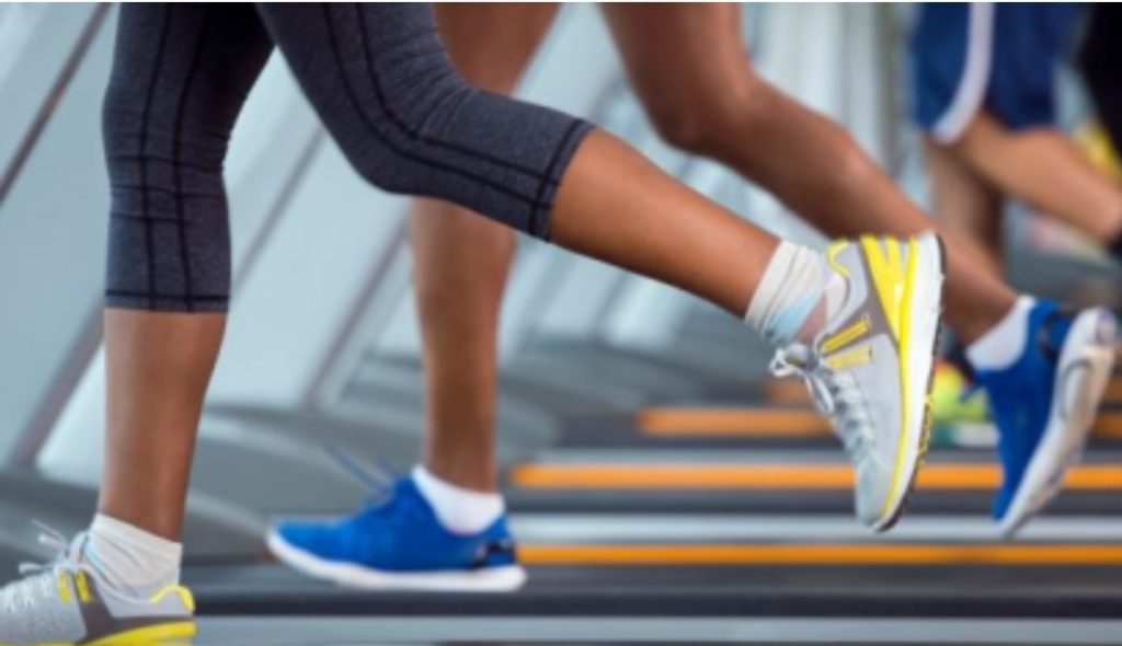 Fortalecer las piernas podría mejorar la evolución tras un infarto, indica un estudio