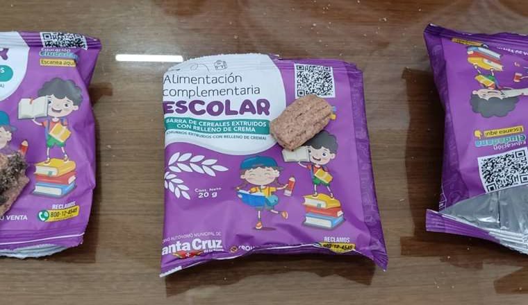 Santa Cruz: Alcaldía notifica a empresa que provee el desayuno escolar ante entrega de bolsas vacías y otra con una barra de cereal con pelusa