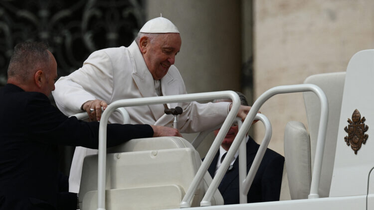 Operan de urgencia al papa por un potencial riesgo de obstrucción intestinal