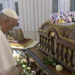 Vaticano: El papa «está bien» y «bromeó» tras su operación, afirma su cirujano