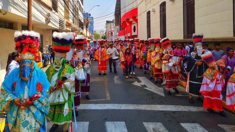 Promesantes chunchos  y las familias tarijeñas fueron parte del encierro de la Fiesta Grande de Tarija, San Roque