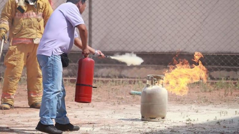 Dirigentes de mercados intendentes guardias municipales y viales fueron capacitados por la alcaldía de Yacuiba en el correcto manejo del extintor de incendios