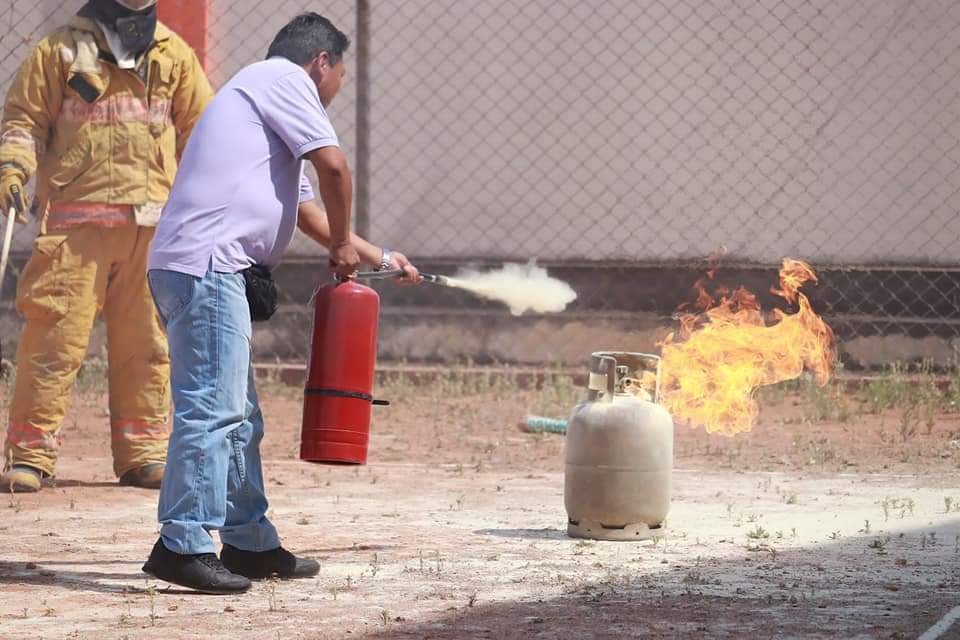 Dirigentes de mercados intendentes guardias municipales y viales fueron capacitados por la alcaldía de Yacuiba en el correcto manejo del extintor de incendios