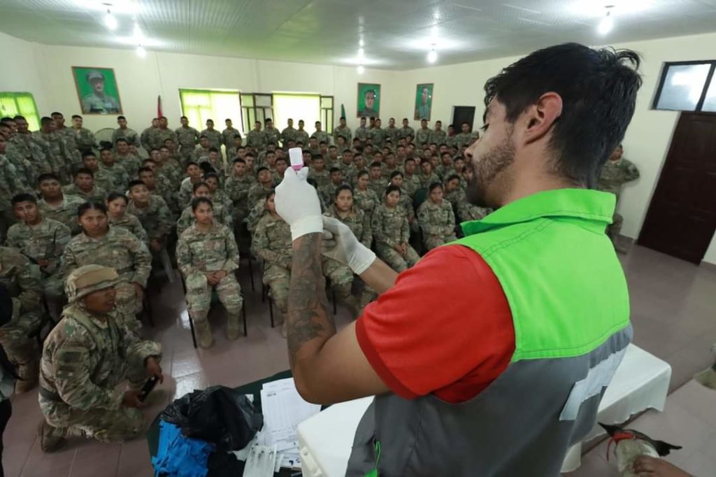 Yacuiba: Soldados del regimiento aromas son capacitados por zoonosis para ser parte de la campaña masiva de vacunación contra la rabia canina y felina