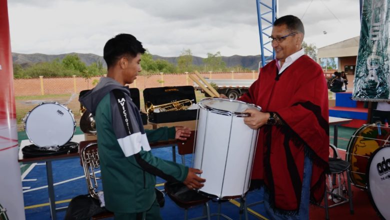 Gobernación dotó de instrumentos musicales y entregó el tinglado para la Unidad Educativa Simón Bolívar de La Victoria