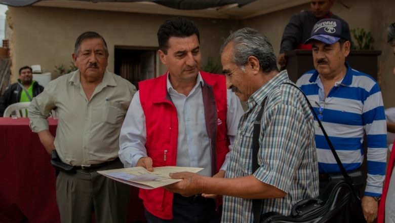 Alcalde de Tarija Johnny Torres entrega planimetrías a vecinos del “barrio Azucarero”