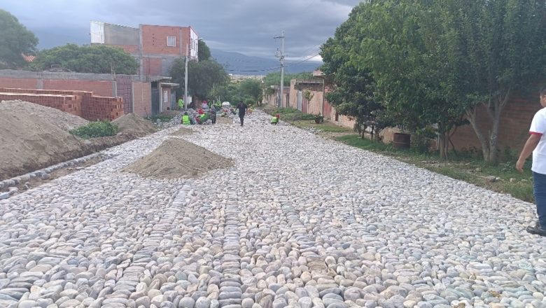 Alcaldía de Tarija realiza empedrado de nueve barrios del Distrito 8