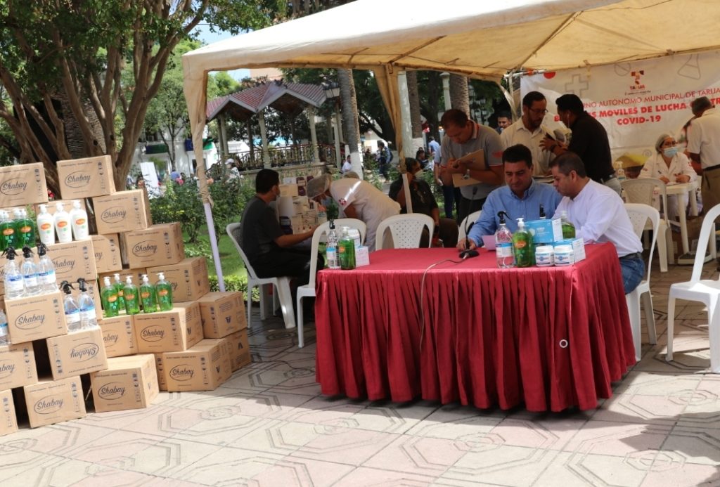 Alcalde de Tarija entrega insumos de salud para Unidades Educativas
