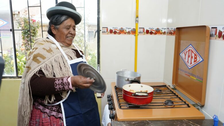 Gobierno favorece con gas domiciliario a 800 personas e inaugurará 9 proyectos más en El Alto