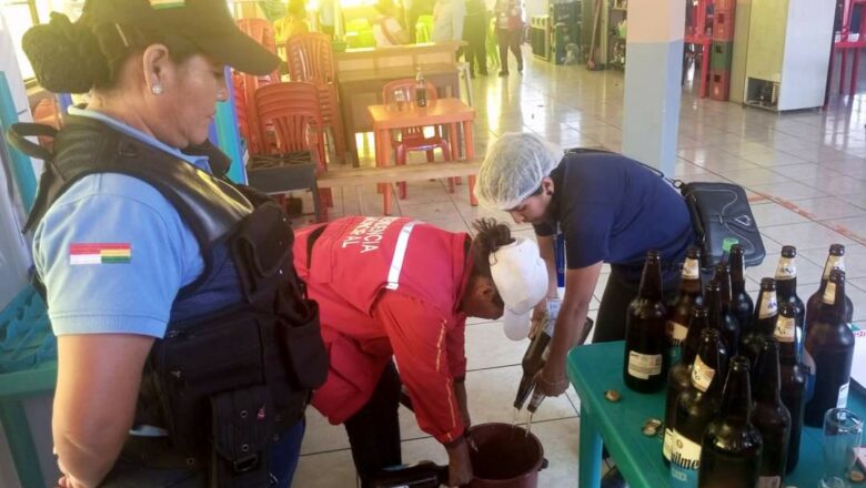 Tarija: 50 litros de bebidas alcohólicas fueron destruidas de los locales que están en el campesino