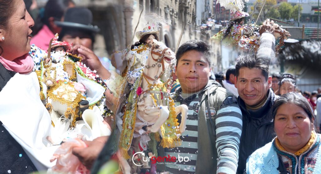 La Paz: Celebran al Tata Santiago, un santo firme que «obliga a las parejas a casarse»