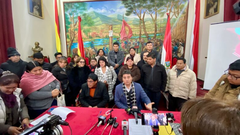 Alcalde de Tarija firma último formulario de socialización para agilizar el financiamiento de la PTAR