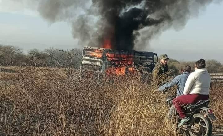 Salta: Bus se incendia con mercadería luego de evadir controles