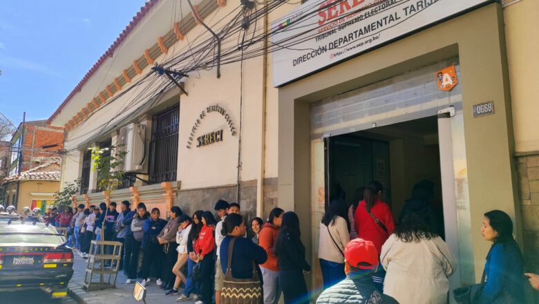 Larga fila se registró hoy domingo en las oficinas del Serecí de Tarija